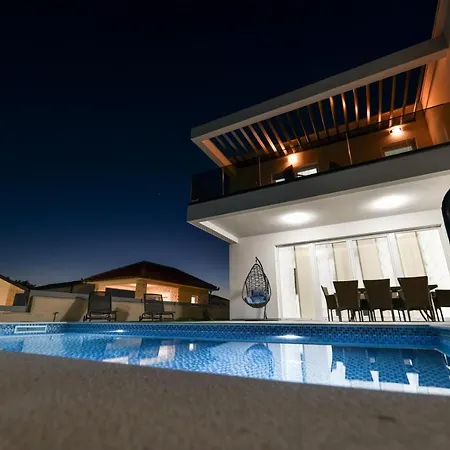빌라 Crowonder Sunrise With Swimming Pool And Seaview