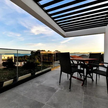 Crowonder Sunrise With Swimming Pool And Seaview