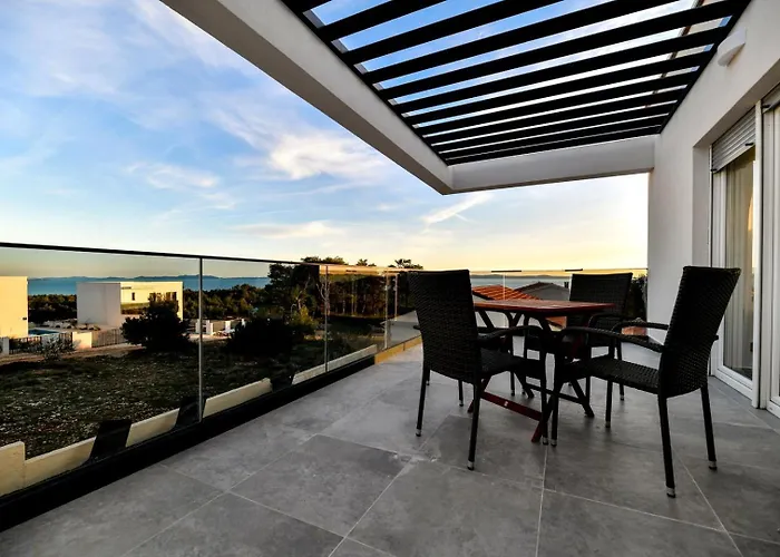 Crowonder Sunrise With Swimming Pool And Seaview