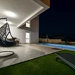Crowonder Sunrise With Swimming Pool And Seaview Villa *