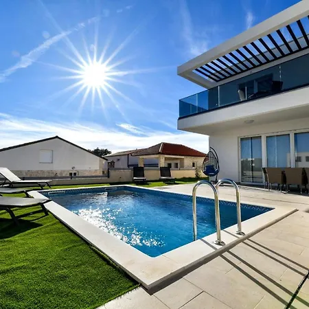 Crowonder Sunrise With Swimming Pool And Seaview * Vir