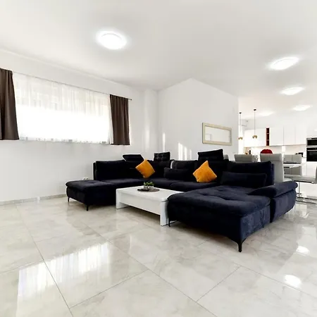 Crowonder Sunrise With Swimming Pool And Seaview Vir