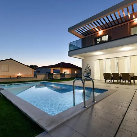 Crowonder Sunrise With Swimming Pool And Seaview