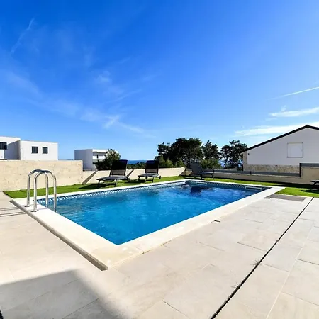 Crowonder Sunrise With Swimming Pool And Seaview *