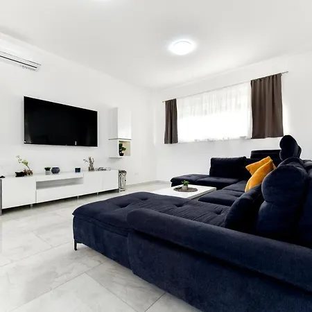 Βίλα Crowonder Sunrise With Swimming Pool And Seaview