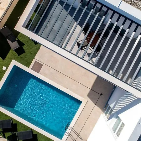 Crowonder Sunrise With Swimming Pool And Seaview ויר