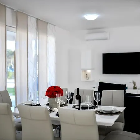Crowonder Sunrise With Swimming Pool And Seaview Villa Vir