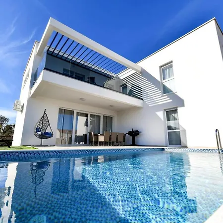Villa Crowonder Sunrise With Swimming Pool And Seaview