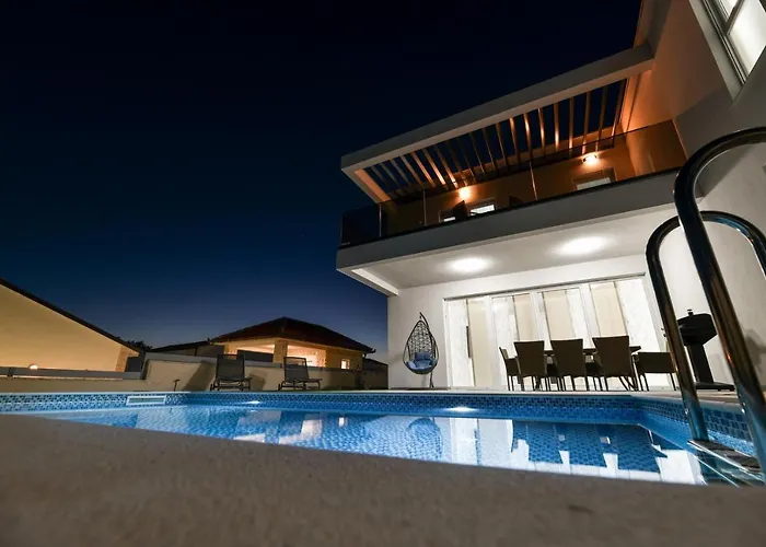 Βίλα Crowonder Sunrise With Swimming Pool And Seaview