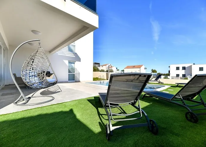 Crowonder Sunrise With Swimming Pool And Seaview Vir