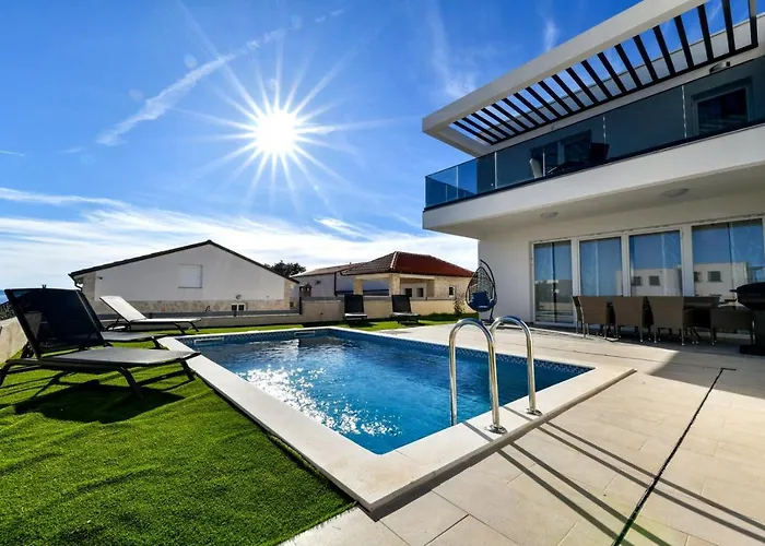 Crowonder Sunrise With Swimming Pool And Seaview * Вир