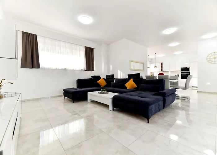 Crowonder Sunrise With Swimming Pool And Seaview Vir