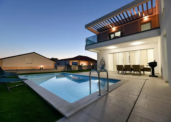 Crowonder Sunrise With Swimming Pool And Seaview