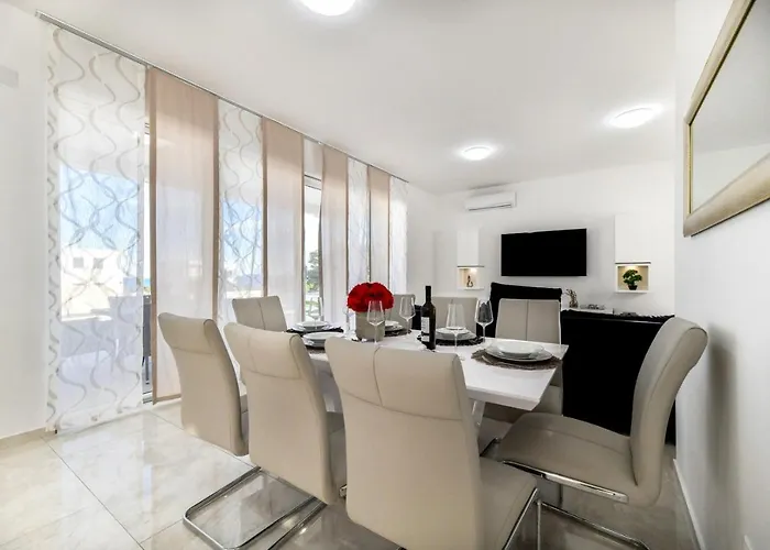 Crowonder Sunrise With Swimming Pool And Seaview *