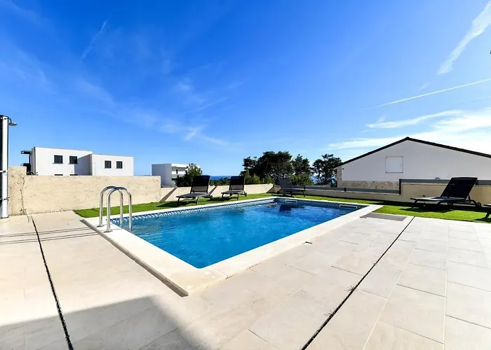 Crowonder Sunrise With Swimming Pool And Seaview *