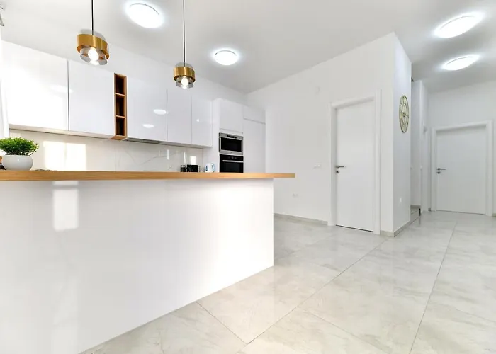 Crowonder Sunrise With Swimming Pool And Seaview