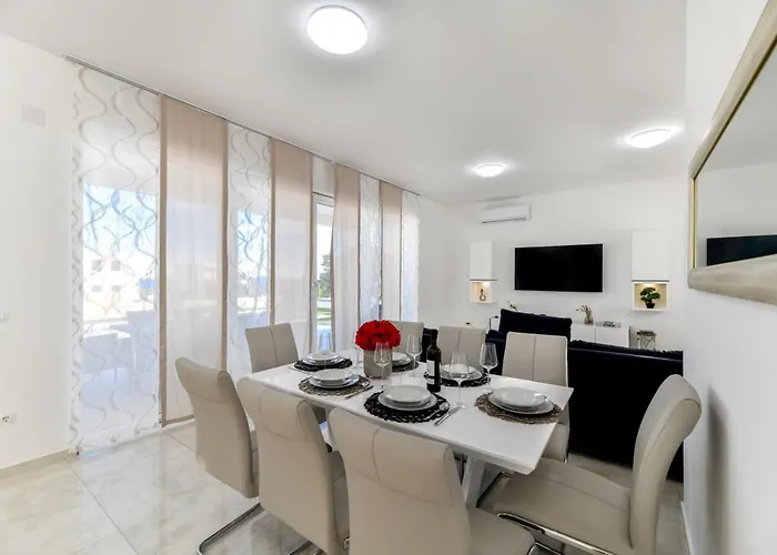 Crowonder Sunrise With Swimming Pool And Seaview *