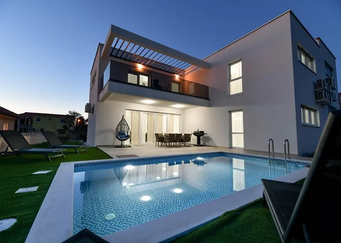 Crowonder Sunrise With Swimming Pool And Seaview * Vir