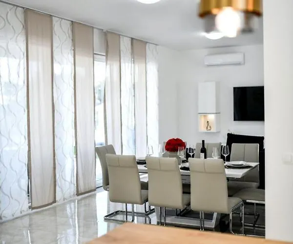 Crowonder Sunrise With Swimming Pool And Seaview Vir