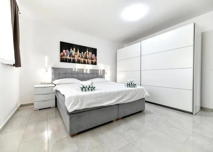 Crowonder Sunrise With Swimming Pool And Seaview *