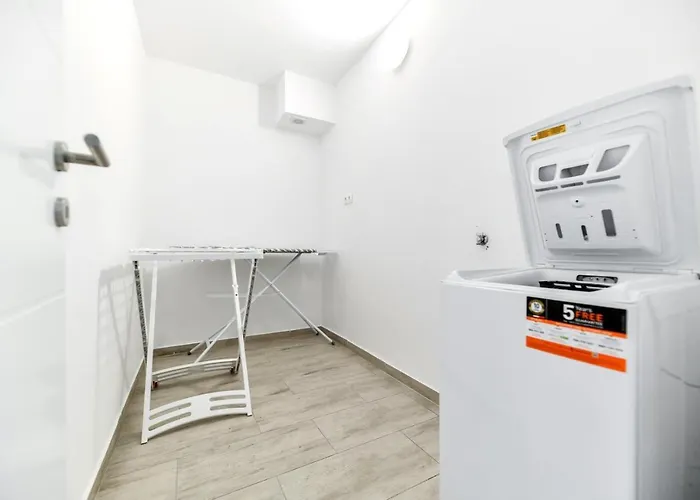 Crowonder Sunrise With Swimming Pool And Seaview