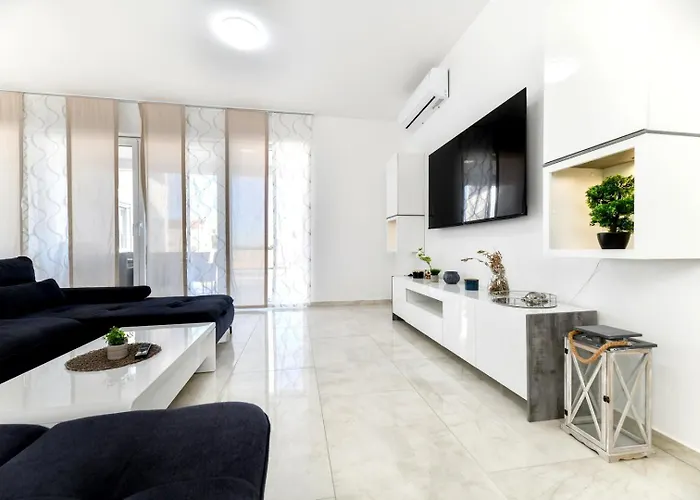 Crowonder Sunrise With Swimming Pool And Seaview *